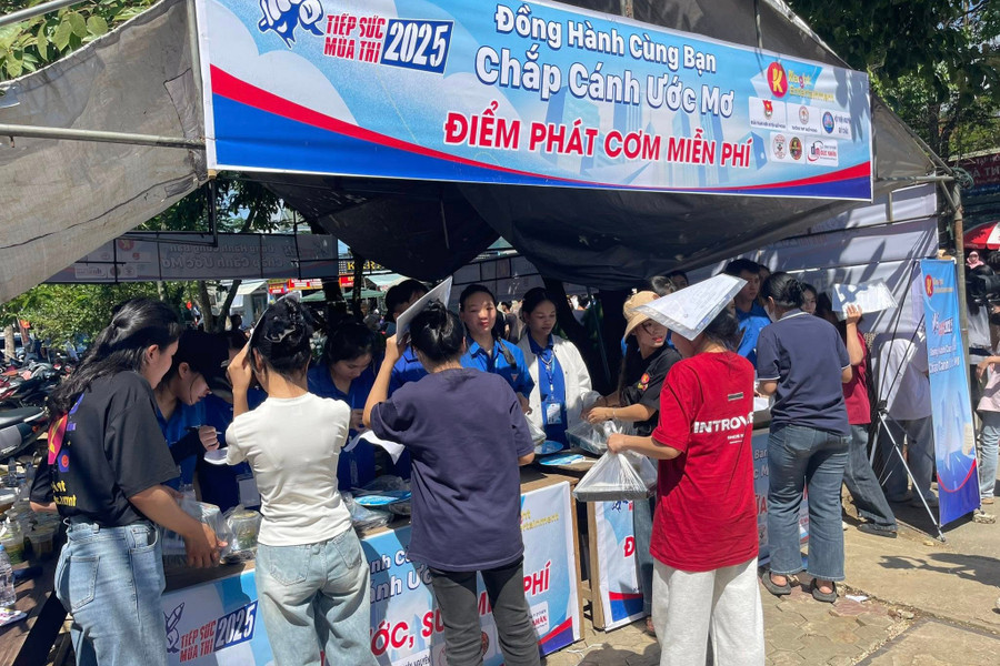 Những suất cơm được đoàn viên, thanh niên phát tận tay các em thí sinh. 510475374-2488149148251307-1915941184319223069-n.jpg