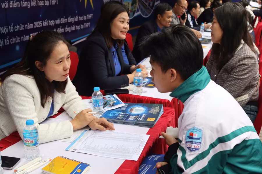 Học sinh tìm hiểu thông tin tuyển sinh của các trường đại học, cao đẳng. (Ảnh: Phạm Tâm)