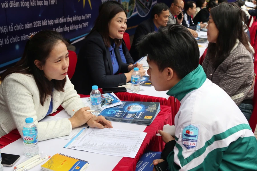 Học sinh tìm hiểu thông tin tuyển sinh của các trường đại học, cao đẳng. (Ảnh: Phạm Tâm)