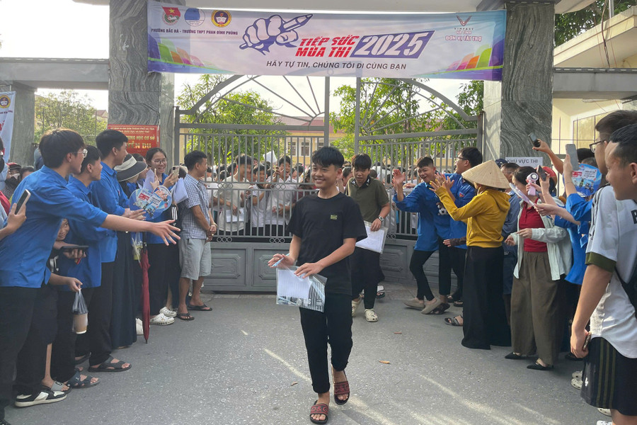 Thí sinh hoàn thành bài thi tuyển sinh vào lớp 10. 9df03edbc063743d2d72.jpg