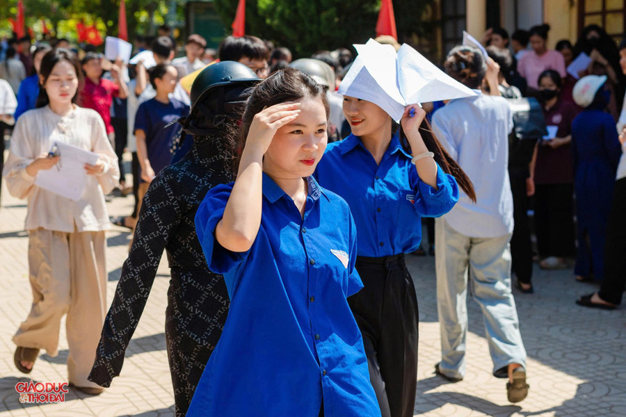 Dưới cái nắng nóng của mùa hè, nụ cười rạng rỡ của những "bóng hồng" tình nguyện tiếp thêm nguồn năng lượng tích cực, xua tan đi mọi căng thẳng cho các sĩ tử. doan5.jpg