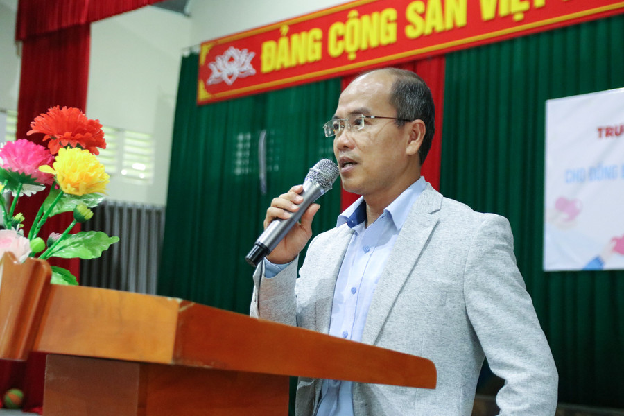 Ông Trần Kiên Cường, Phó Bí thư Đảng ủy xã Tân Phú phát biểu cảm ơn. img-9891.jpg