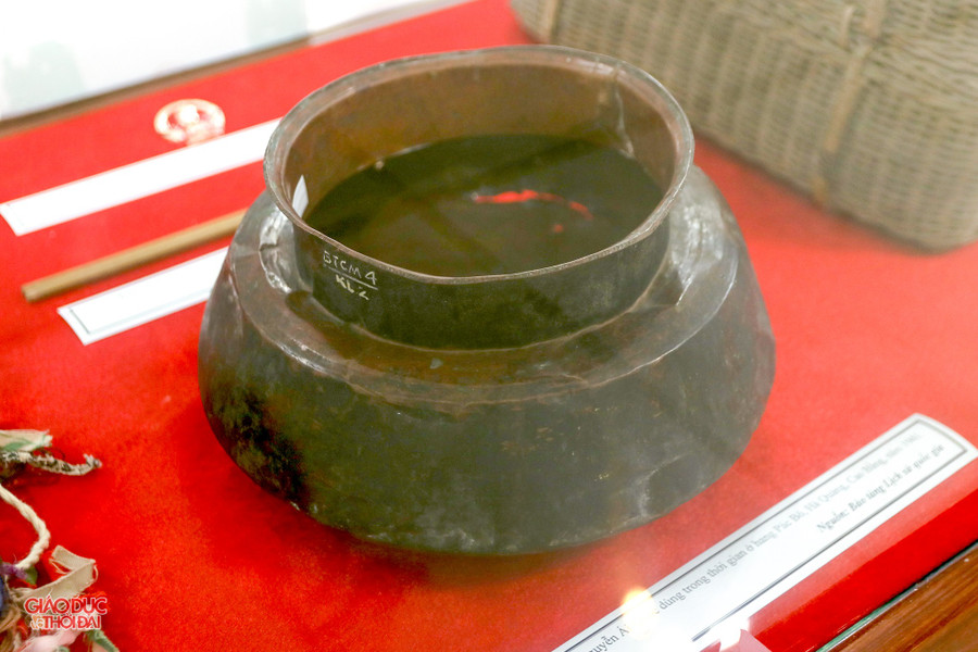 Chiếc nồi được Bác Hồ sử dụng trong thời gian ở hang Pác Bó (huyện Hà Quảng, Cao Bằng) trienlam4.jpg