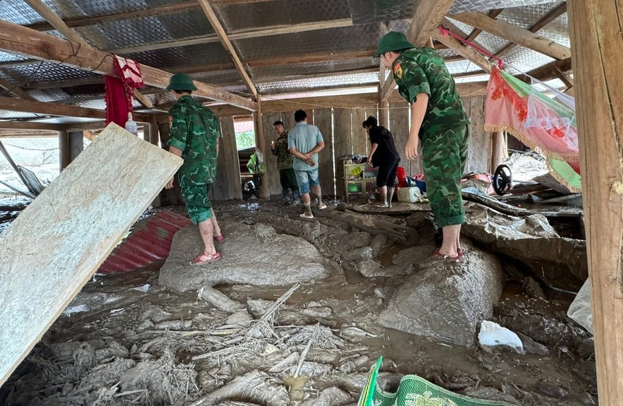 Bộ đội biên phòng hỗ trợ người dân khắc phục hậu quả mưa lũ. (Ảnh: Anh Bách)
