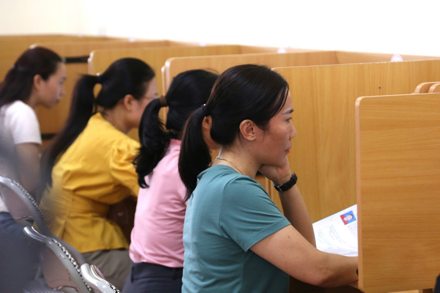 Thí sinh làm bài thi sát hạch lái xe bằng phần mềm mô phỏng các tình huống giao thông. thibanglai7.jpg
