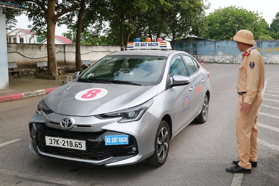 Cán bộ CSGT thông hướng dẫn học viên bắt đầu xuất phát ở phần thi sa hình. thibanglai6.jpg