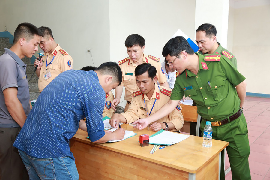 Các sát hạch viên, cán bộ kỹ thuật, thư ký hội đồng phải làm việc với tinh thần trách nhiệm cao nhất; phân công cụ thể nhiệm vụ với phương châm "rõ người, rõ việc, rõ trách nhiệm". thibanglai3.jpg