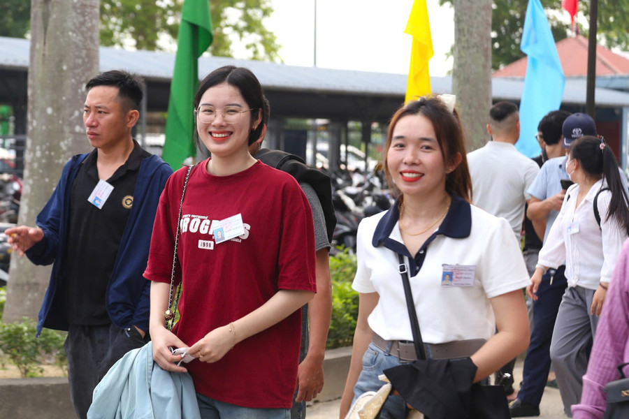 Chị Nguyễn Thị Phương Anh (trú phường Quán Bàu, TP Vinh) cho biết, trong thời gian chờ thi sát hạch lái xe, chị thường xuyên đến trung tâm để luyện kỹ năng, kiến thức. Trong các phần, chị Phương Anh lo nhất là phần mô phỏng, nhưng chị đã vượt qua. thibanglai10.jpg