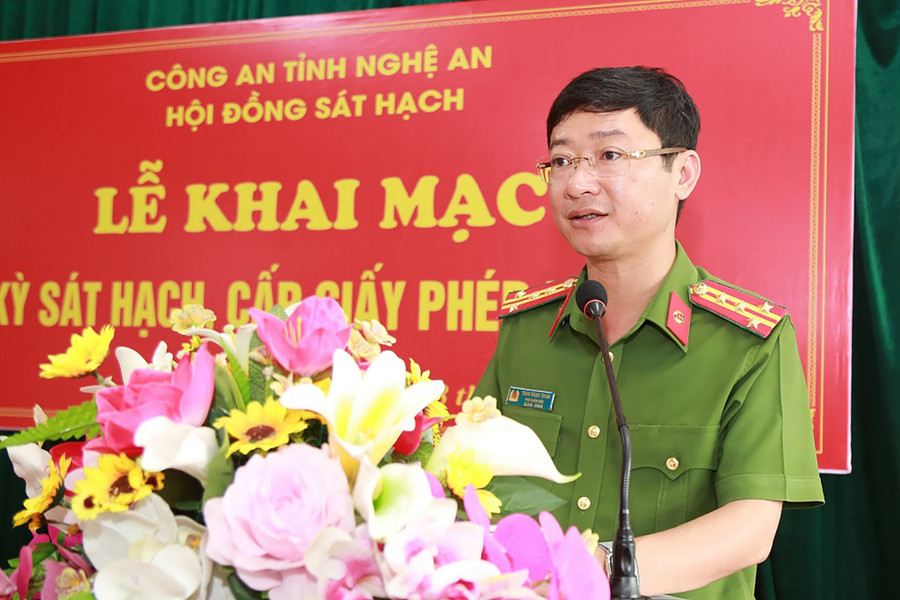 Phát biểu tại buổi lễ, Đại tá Trần Ngọc Tuấn, Phó Giám đốc Công an tỉnh Nghệ An nhấn mạnh, để thực hiện tốt kỳ sát hạch lần này, Công an tỉnh đề nghị Hội đồng sát hạch quán triệt và tổ chức kỳ thi đúng quy định của pháp luật, công khai, minh bạch, khách quan. thibanglai2.jpg