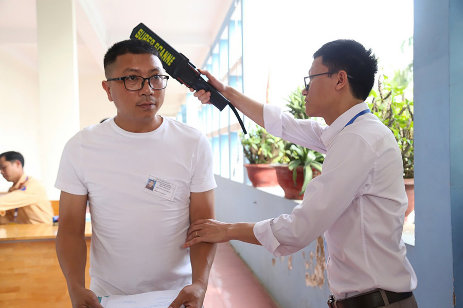 Các học viên được cán bộ Cảnh sát giao thông (CSGT), sát hạch viên hướng dẫn thực hiện các phần thi lý thuyết, thực hành một cách tận tình, niềm nở, công tâm. thibanglai5.jpg