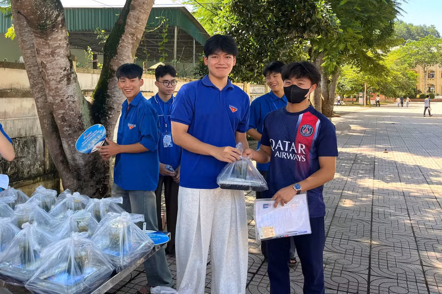 Huyện đoàn Quế Phong phát cơm cho thí sinh. 