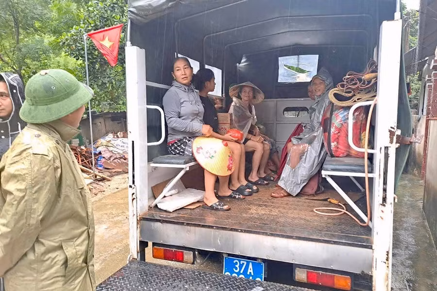 Di dời người dân ở bản Xốp Nặm (Tam Thái, Nghệ An) khỏi vùng nguy cơ sạt lở. (Ảnh: Hải Thượng)