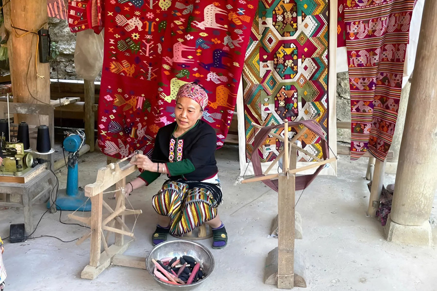 Bà Lô Thị Mai bên khung dệt thổ cẩm. 1761301946952-1738.jpg