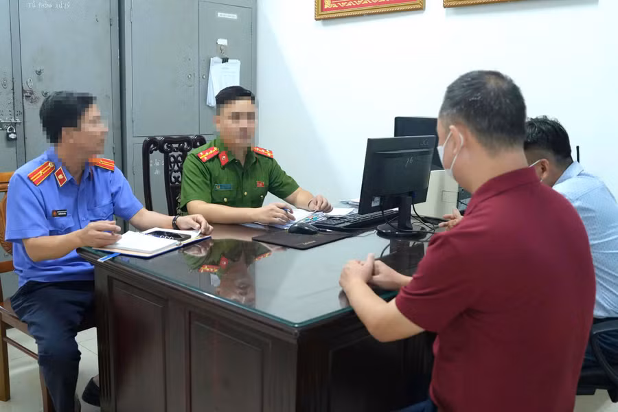 Lực lượng chức năng làm việc với các bị can. (Ảnh: Công an tỉnh Nghệ An)