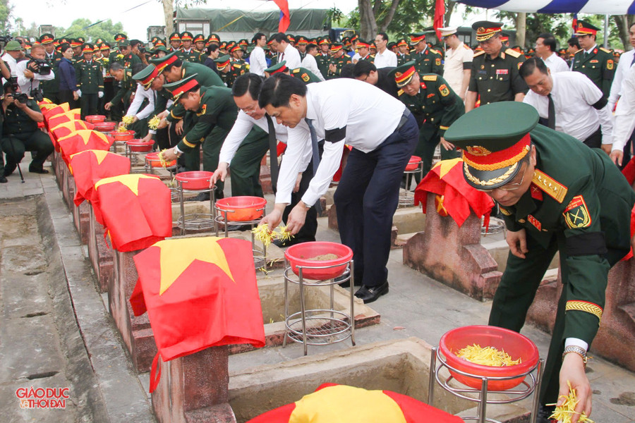 Trong đó, 1.680 hài cốt có tên, quê quán và tổ chức bàn giao 937 hài cốt liệt sĩ để chính quyền các địa phương tổ chức an táng tại quê nhà. lietsi7.jpg