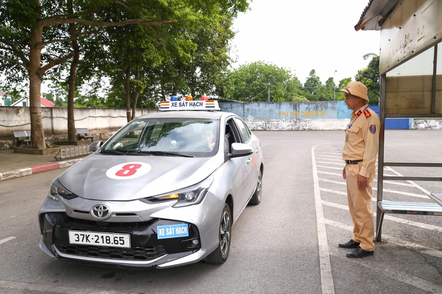 Thí sinh thi sát hạch cấp giấy phép lái xe ở Nghệ An. (Ảnh: Phạm Tâm)