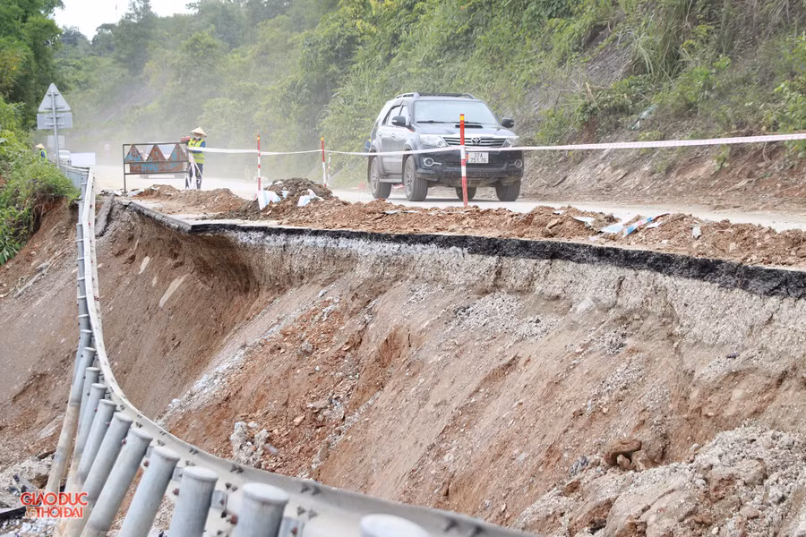 Quốc lộ 7 bị sạt lở taluy âm. (Ảnh: Phạm Tâm)