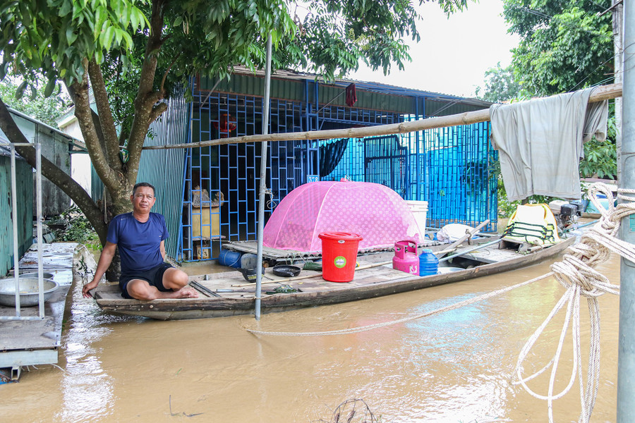 Ông Nguyễn Viết Dương trước căn nhà bị ngập của mình. (Ảnh: Phạm Tâm) mua-lu-nghe-an-anh3.jpg