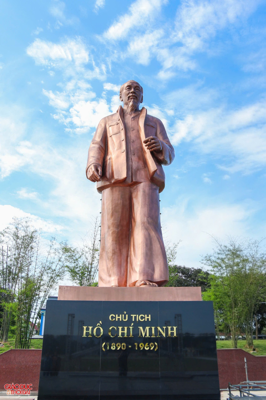 Tượng được đúc bằng đồng theo công nghệ ép thủy lực hiện đại; cao 7,9m; phần đế 0,4m; chân đế đặt tượng cao 2,25m nâng tổng chiều cao công trình lên hơn 10m. tuongbac9.jpg