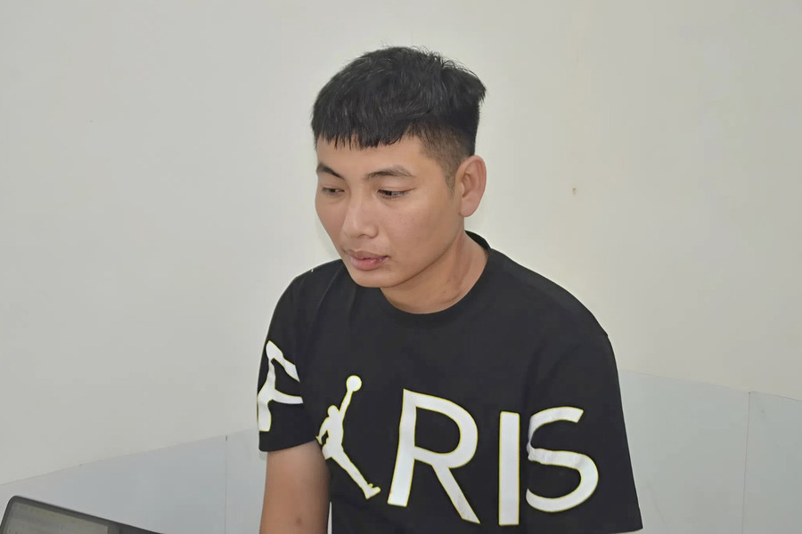 Bàn Văn Vỹ tại cơ quan điều tra. (Ảnh: CANA) 1761312925395.jpg