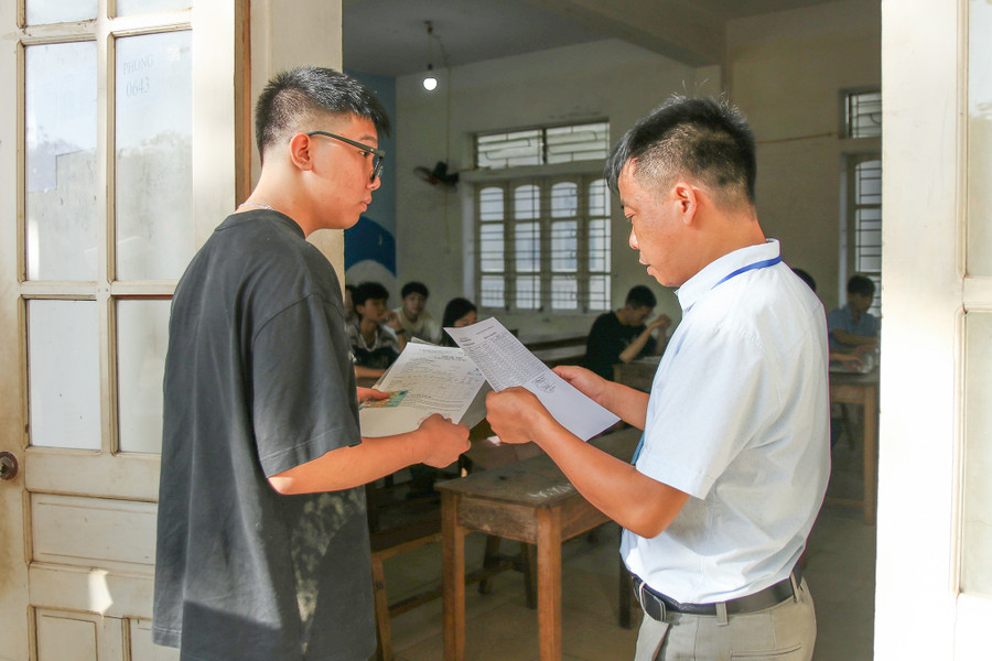 Thí sinh làm thủ tục vào phòng thi. (Ảnh: Phạm Tâm) img-4600-copy.jpg
