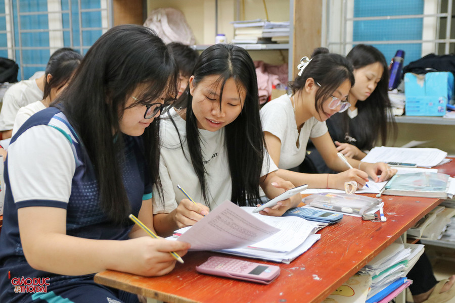Ngoài các kiến thức cơ bản, cho đến nâng cao, các giáo viên còn cho ôn luyện đề thi, sửa lỗi sai cơ bản cho học sinh. img-4510-copy.jpg