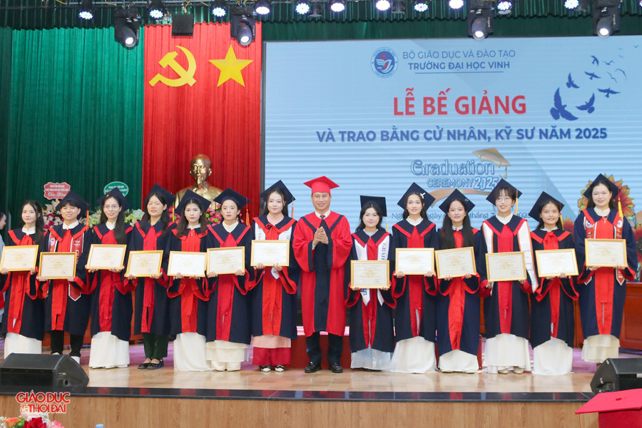 Trường Đại học Vinh trao giấy khen cho 13 sinh viên tốt nghiệp xuất sắc. (Ảnh: Phạm Tâm)