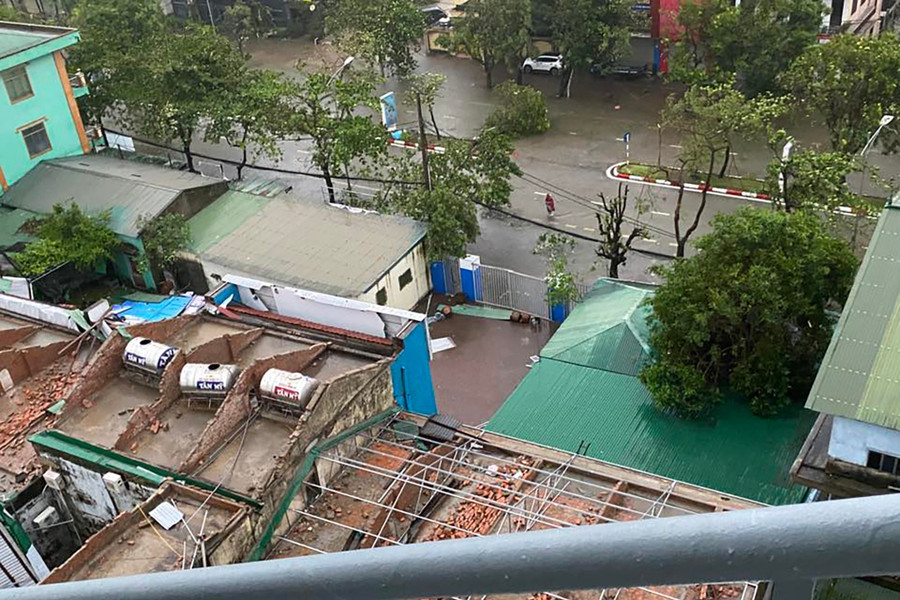 Nhiều nhà dân, công sở bị tốc mái. bao-29-5.jpg