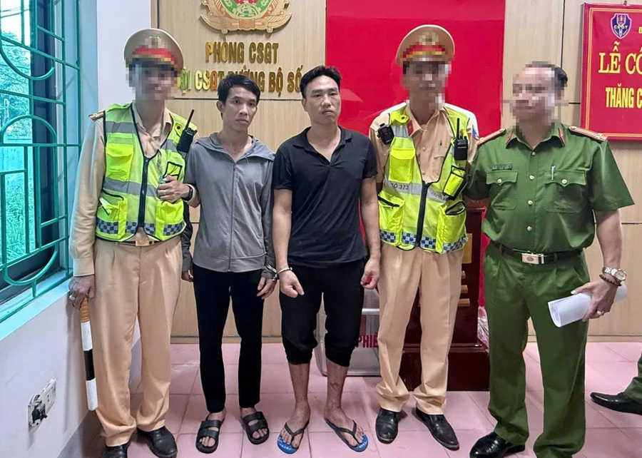 Hai phạm nhân tại cơ quan công an. (Ảnh: CANA)