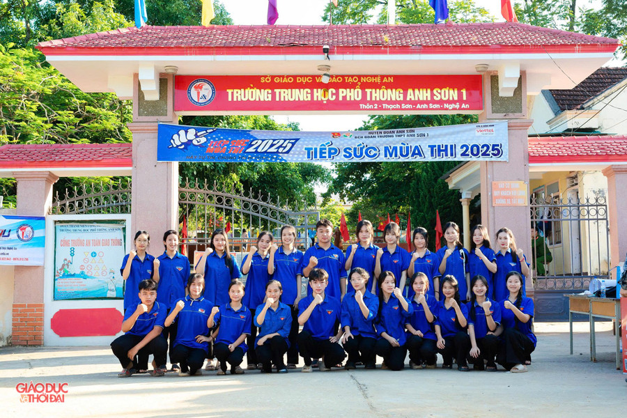 Huyện miền núi biên giới Anh Sơn (Nghệ An) có 3 điểm thi tốt nghiệp THPT. Tại điểm thi Trường THPT Anh Sơn 1, từ sáng sớm, hàng chục đoàn viên, thanh niên tập trung trước cổng trường để "Tiếp sức mùa thi". (Ảnh: Rạng Đông) doan9.jpg