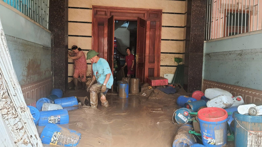 Chị Nguyễn Thị Oanh (trú xã Mường Xén) cho biết, khoảng 18h ngày 22/7, nước lũ đột ngột lên nhanh khiến nhiều hộ dân phải khẩn trương di dời người đến nơi an toàn, còn tài sản không thể vận chuyển kịp. fb-img-1753250396701.jpg