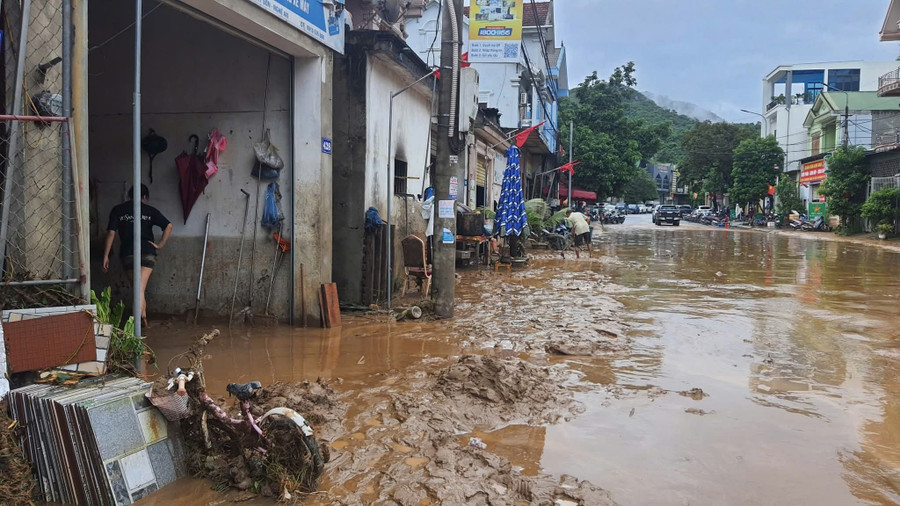 Do ảnh hưởng bão Wipha, tuyến Quốc lộ 7 nối Quốc lộ 1A lên xã Mường Xén nhiều điểm vẫn đang ngập sâu, phương tiện di chuyển đến xã Con Cuông (Nghệ An) phải quay đầu xe. fb-img-1753250383407.jpg