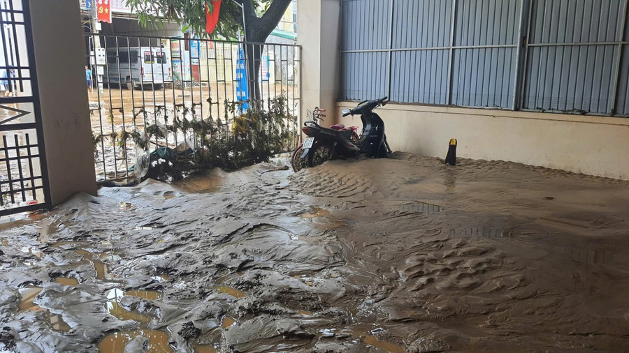 Bùn đất ngập sâu vào nhà dân, có nơi ngập đến nửa mét. fb-img-1753250390513.jpg