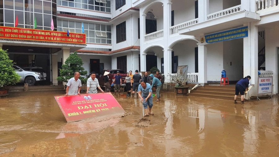 Tại các cơ quan, lực lượng tại chỗ cũng đang tích cực dọn bùn đất nhằm sớm đi vào hoạt động. fb-img-1753250401405.jpg