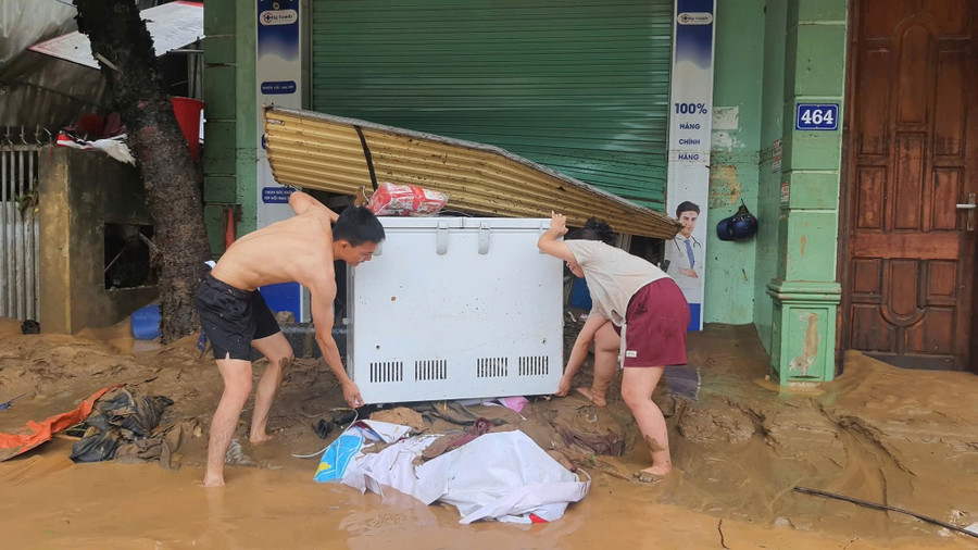 Người dân quay trở về nhà, dọn dẹp thu gom tài sản bị lũ cuốn trôi, hư hỏng. fb-img-1753250346473.jpg