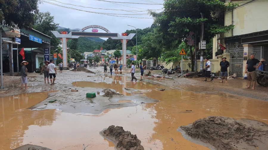 Trưa 23/7, tại xã Mường Xén (Nghệ An), nước lũ bắt đầu rút, chính quyền địa phương và người dân đang nỗ lực khắc phục hậu quả mưa lũ. (Ảnh: CSCC) fb-img-1753250364397.jpg
