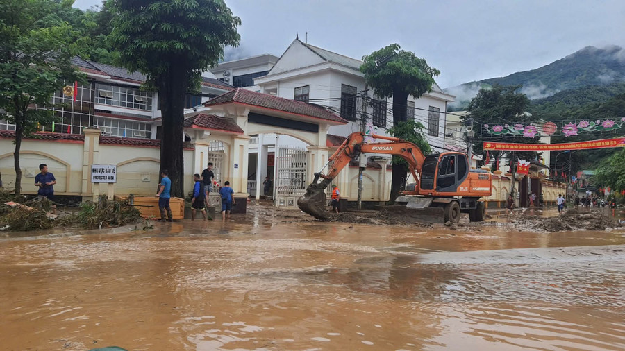 Lũ dâng vào tối 22/7, khiến nhiều hộ dân ở xã Mường Xén không kịp sơ tán tài sản. Nước tràn vào nhà cuốn theo cây cối và bùn đất, làm đồ đạc bị trôi mất hoặc hư hỏng nặng. fb-img-1753250355530.jpg