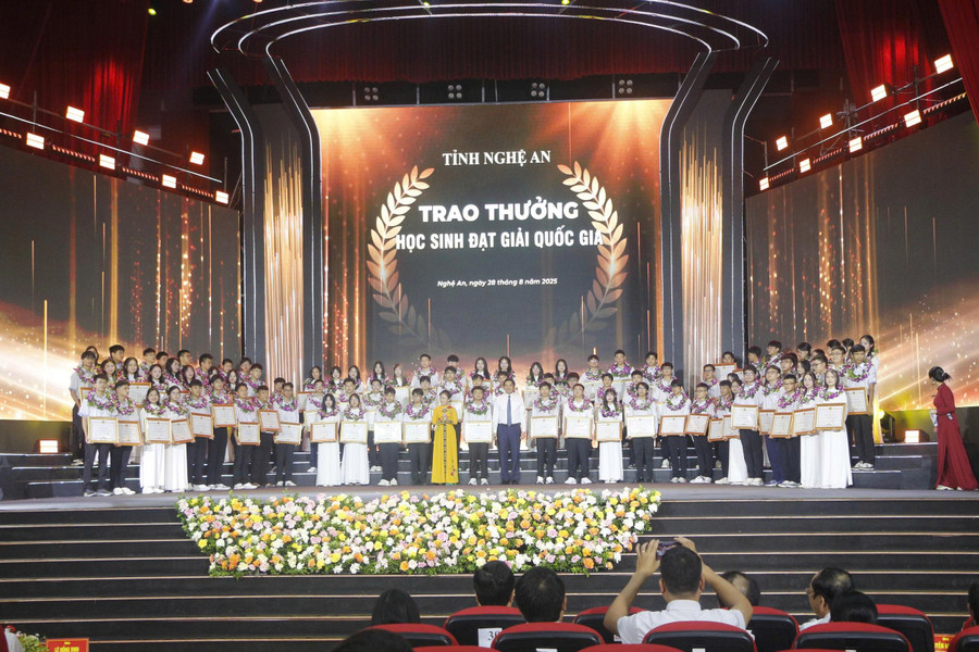 Trao thưởng cho các em đạt thành tích cao tại Kỳ thi Học sinh giỏi quốc gia. edef2a8de9d4628a3bc5.jpg