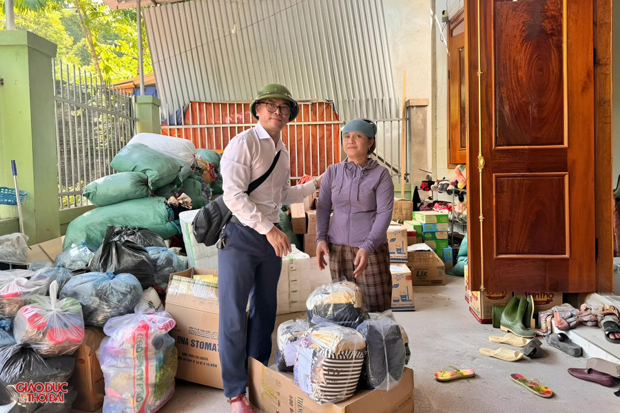 Thầy Vĩnh tập kết hàng hóa, trao quà cho người dân vùng lũ Mỹ Lý. (Ảnh: Phạm Tâm) thayvinh.jpg
