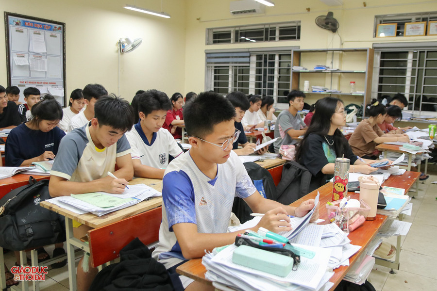 Thời điểm sát ngày thi, do thời tiết nắng nóng kéo dài nên ngoài việc chú ý đến thực đơn hàng ngày cho học sinh ở ký túc xá, thầy cô giáo cũng bồi dưỡng thêm cho học sinh các món ăn giải nhiệt như chè, nước mía. img-4490-copy.jpg