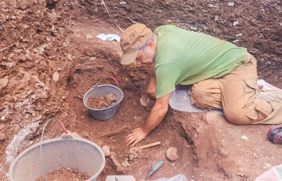 Chuyên gia quốc tế tham gia khai quật tại di chỉ Quỳnh Văn. (Ảnh: Hồ Hà)