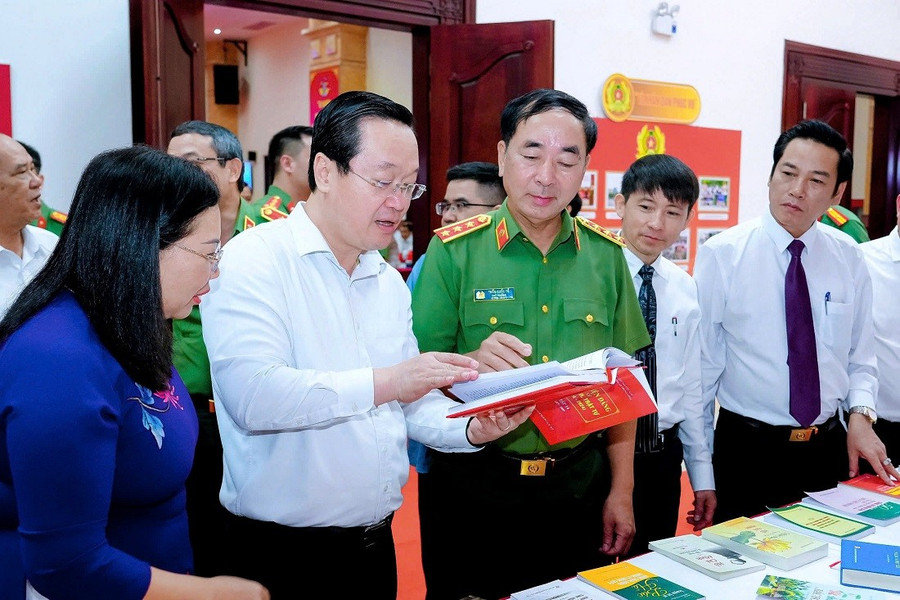 Các đại biểu tham quan gian trưng bày sách. images2019115-11b0e7f3-809c-4838-b40c-7973aefe1bf3.jpg