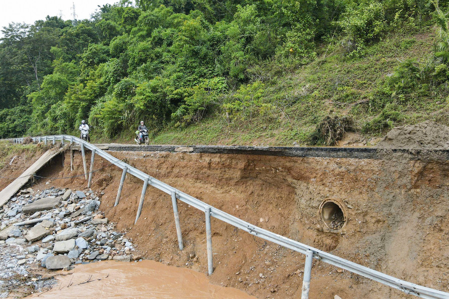Một bên tuyến Quốc lộ 7 là núi cao, một bên là sông Lam nước chảy dữ dội. quoc-lo-7-10.jpg