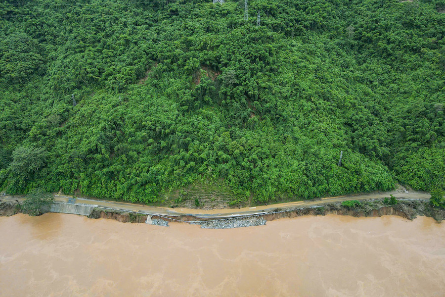 Quốc lộ 7 dài hơn 220km, là tuyến đường huyết mạch kết nối từ Quốc lộ 1A lên Cửa khẩu quốc tế Nậm Cắn (xã Nậm Cắn, Nghệ An). quoc-lo-7-9.jpg
