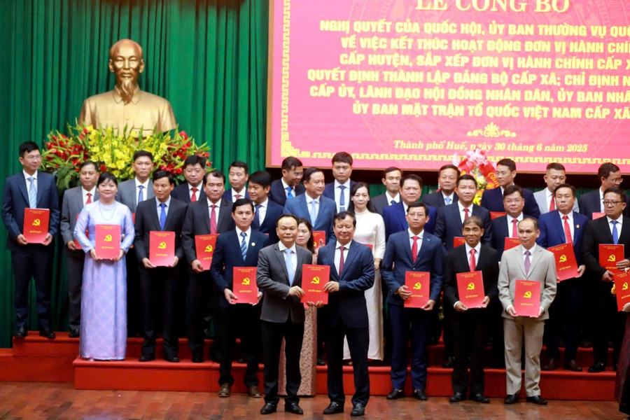 Trao quyết định cho các lãnh đạo xã, phường ở TP Huế sau sáp nhập. 377384254ab0fdeea4a1.jpg