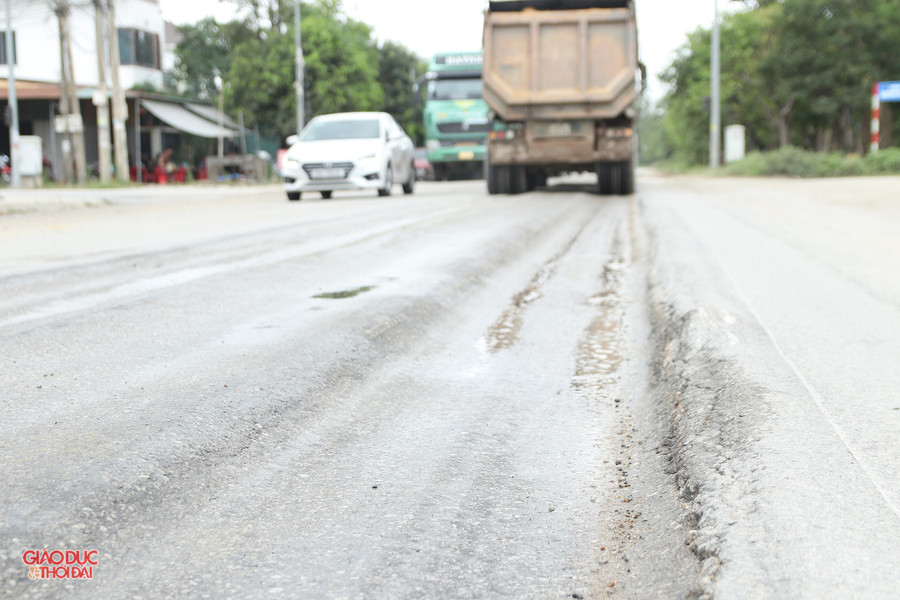 2 năm trở lại đây, đường Vạn Xuân trở thành điểm nóng về tình trạng mất an toàn giao thông. Do xe tải nặng lưu thông nhiều nên mặt đường xuất hiện những vệt lún sâu, tạo thành những "luống khoai" gồ ghề. duong12.jpg