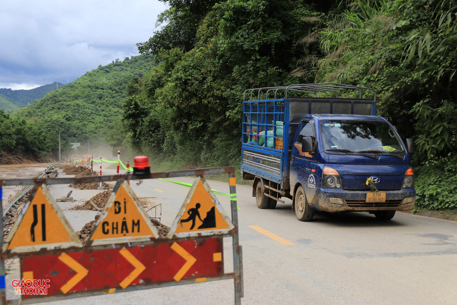 Quốc lộ 7 bị sạt lở taluy âm kéo qua các xã Tam Quang, Tam Thái, Tương Dương. (Ảnh: Phạm Tâm) img-5893-copy.jpg