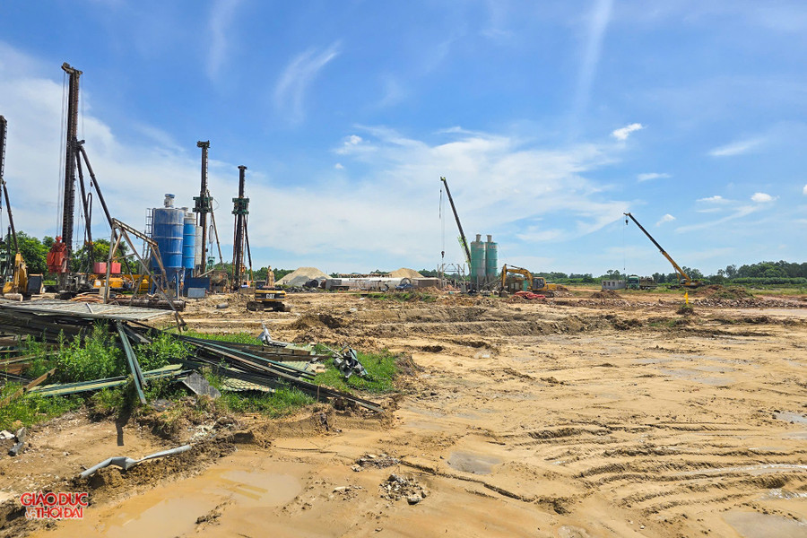 Dự án mở rộng sân đỗ máy bay có tổng mức đầu tư hơn 236 tỷ đồng, hiện nhà thầu đang thi công. Sau khi hoàn thành, đảm bảo khai thác 9 vị trí đỗ cho các loại máy bay code C (A320, A321 và tương đương). sanbay7.jpg