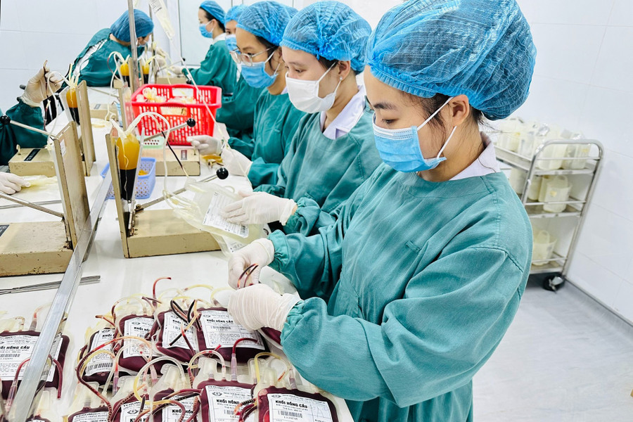 Lượng máu tại trung tâm chỉ đáp ứng 50-60% nhu cầu. (Ảnh: Hoàng Trinh)
