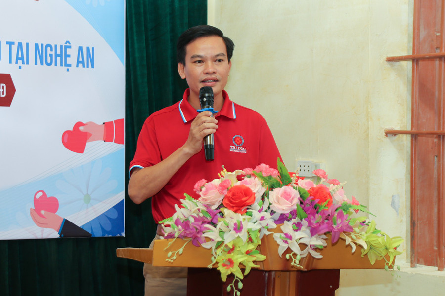 Ông Trần Minh Hùng, Hiệu trưởng Trường THCS & THPT Trí Đức phát biểu tại buổi trao quà. img-9679.jpg